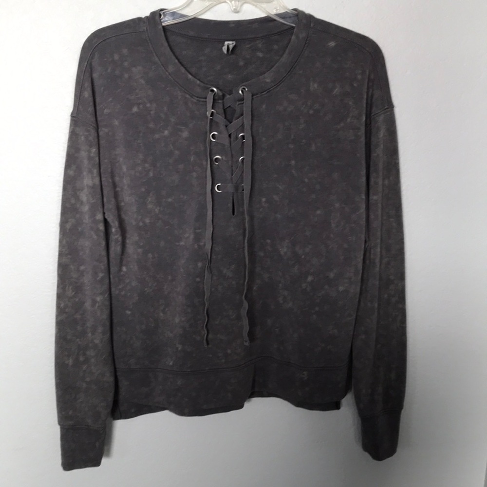 MUDD LIGHTWEIGHT SWEATSHIRT SIZE SMALL PRETTY GREY WITH SUBTLE CREAM BACKSPLASH